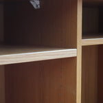 Enfilade System B8 en chêne clair des années 70 avec deux portes et poignées métalliques, meuble danois sur sol en tomettes