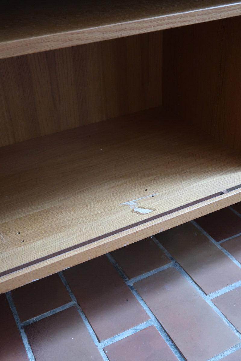 Enfilade System B8 en chêne clair des années 70 avec deux portes et poignées métalliques, meuble danois sur sol en tomettes