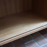 Enfilade System B8 en chêne clair des années 70 avec deux portes et poignées métalliques, meuble danois sur sol en tomettes