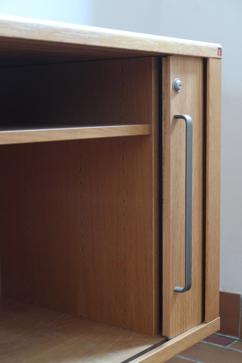 Enfilade System B8 en chêne clair des années 70 avec deux portes et poignées métalliques, meuble danois sur sol en tomettes
