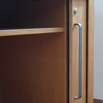 Enfilade System B8 en chêne clair des années 70 avec deux portes et poignées métalliques, meuble danois sur sol en tomettes