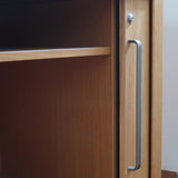 Enfilade System B8 en chêne clair des années 70 avec deux portes et poignées métalliques, meuble danois sur sol en tomettes
