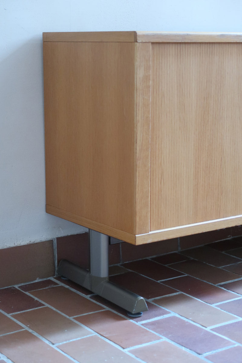 Enfilade System B8 en chêne clair des années 70 avec deux portes et poignées métalliques, meuble danois sur sol en tomettes