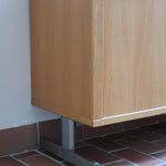 Enfilade System B8 en chêne clair des années 70 avec deux portes et poignées métalliques, meuble danois sur sol en tomettes