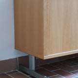 Enfilade System B8 en chêne clair des années 70 avec deux portes et poignées métalliques, meuble danois sur sol en tomettes