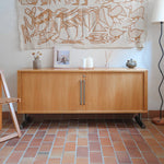 Enfilade System B8 en chêne clair des années 70 avec deux portes et poignées métalliques, meuble danois sur sol en tomettes