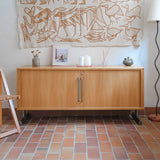 Enfilade System B8 en chêne clair des années 70 avec deux portes et poignées métalliques, meuble danois sur sol en tomettes