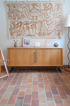 Enfilade System B8 en chêne clair des années 70 avec deux portes et poignées métalliques, meuble danois sur sol en tomettes