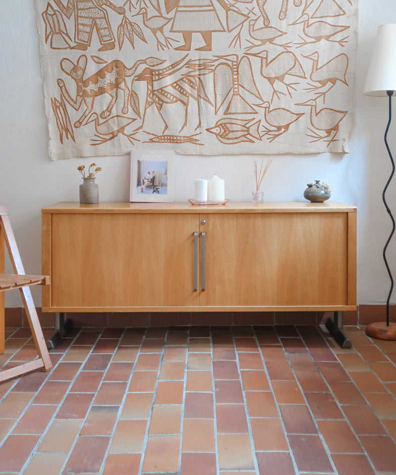 Enfilade System B8 en chêne clair des années 70 avec deux portes et poignées métalliques, meuble danois sur sol en tomettes