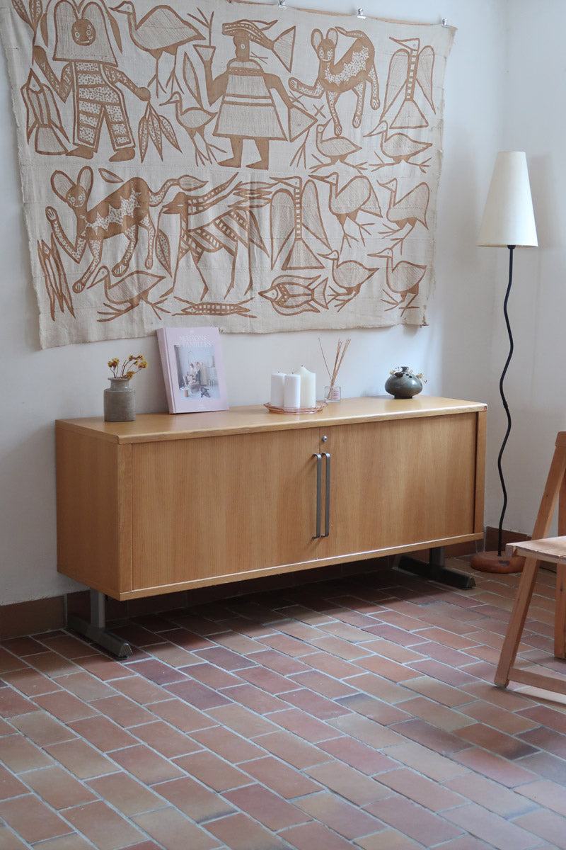 Enfilade System B8 en chêne clair des années 70 avec deux portes et poignées métalliques, meuble danois sur sol en tomettes