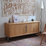 Enfilade System B8 en chêne clair des années 70 avec deux portes et poignées métalliques, meuble danois sur sol en tomettes