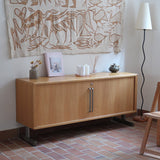Enfilade System B8 en chêne clair des années 70 avec deux portes et poignées métalliques, meuble danois sur sol en tomettes