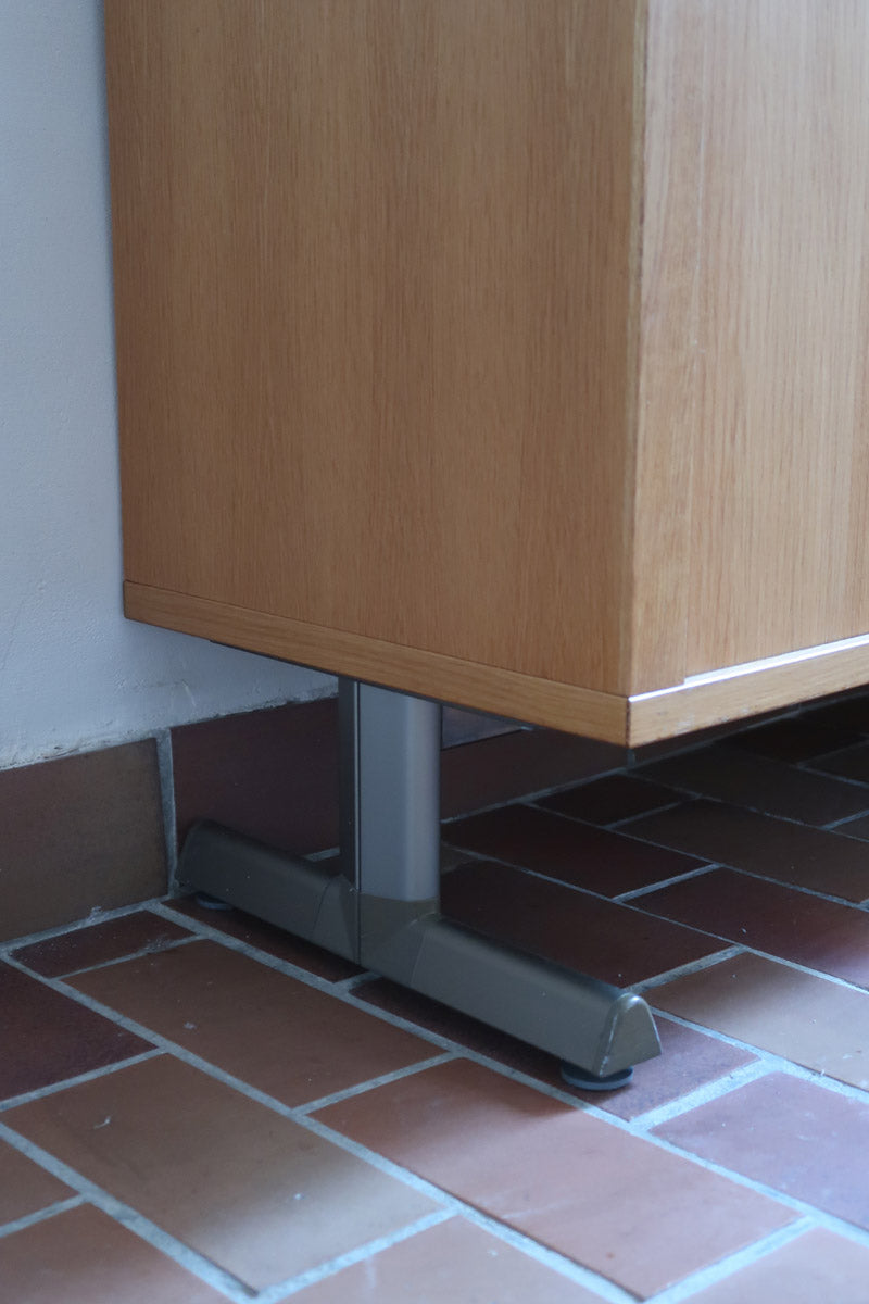 Enfilade System B8 en chêne clair des années 70 avec deux portes et poignées métalliques, meuble danois sur sol en tomettes