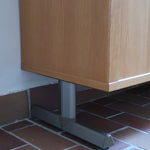 Enfilade System B8 en chêne clair des années 70 avec deux portes et poignées métalliques, meuble danois sur sol en tomettes