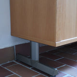 Enfilade System B8 en chêne clair des années 70 avec deux portes et poignées métalliques, meuble danois sur sol en tomettes