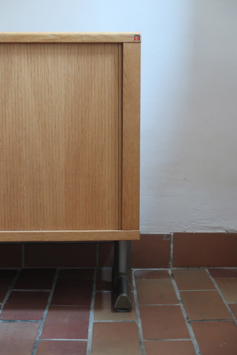 Enfilade System B8 en chêne clair des années 70 avec deux portes et poignées métalliques, meuble danois sur sol en tomettes