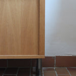 Enfilade System B8 en chêne clair des années 70 avec deux portes et poignées métalliques, meuble danois sur sol en tomettes