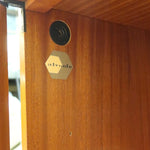 Enfilade vintage en teck années 60, deux portes pleines encadrant une vitrine centrale à portes coulissantes en verre, deux tiroirs, poignées navette métal, piétement métal laqué noir