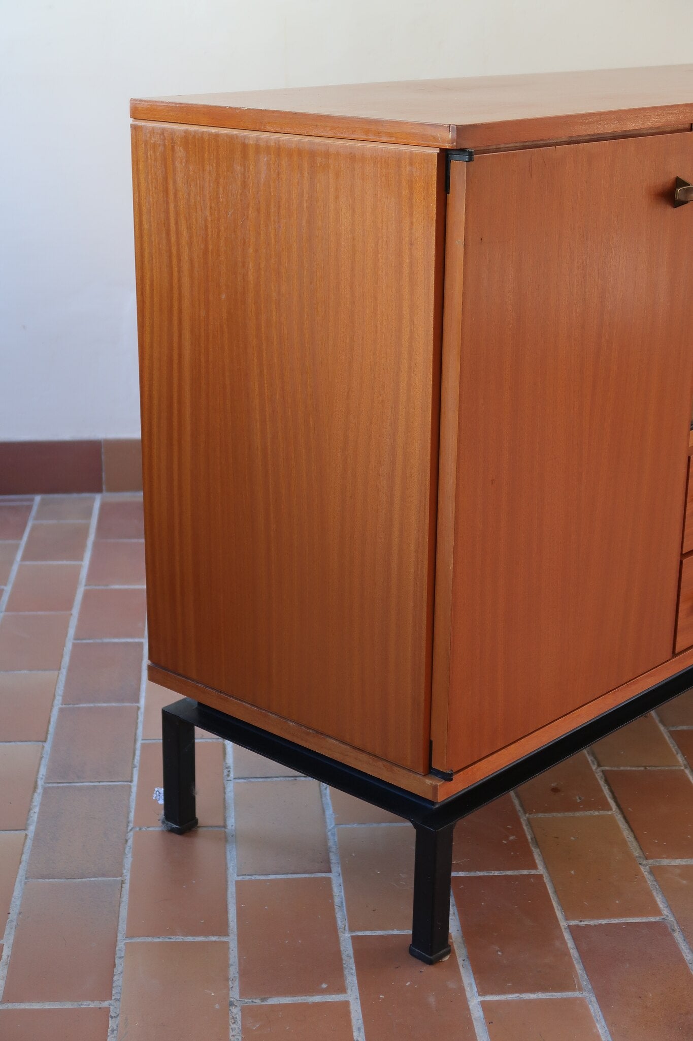 Enfilade vintage en teck années 60, deux portes pleines encadrant une vitrine centrale à portes coulissantes en verre, deux tiroirs, poignées navette métal, piétement métal laqué noir