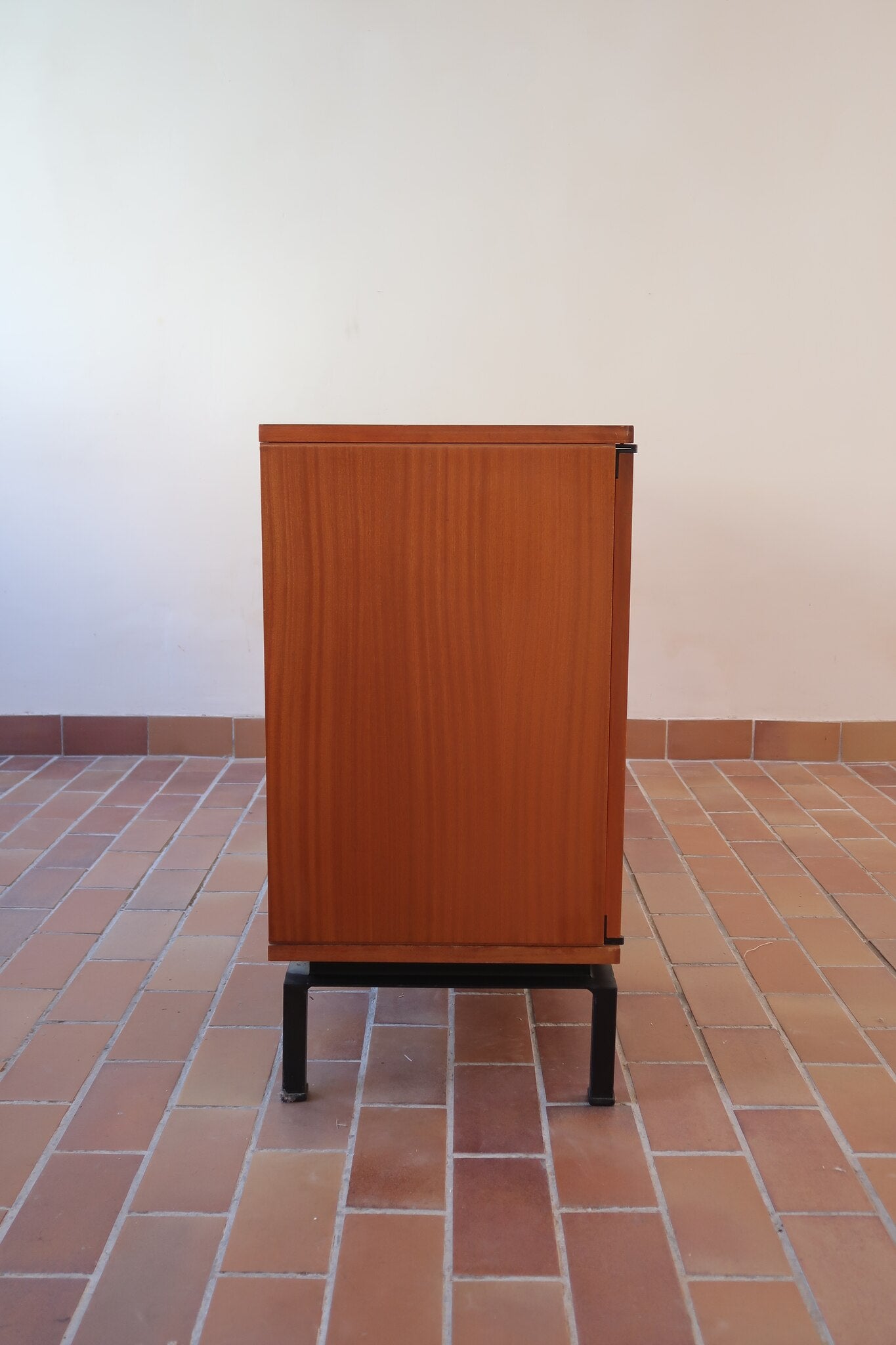 Enfilade vintage en teck années 60, deux portes pleines encadrant une vitrine centrale à portes coulissantes en verre, deux tiroirs, poignées navette métal, piétement métal laqué noir