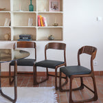 Suite de 3 chaises traîneau Baumann vintage en hêtre teinté foncé années 60, piétement luge, assises skaï noir refaites