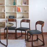Suite de 3 chaises traîneau Baumann vintage en hêtre teinté foncé années 60, piétement luge, assises skaï noir refaites