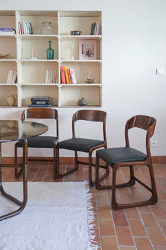 Suite de 3 chaises traîneau Baumann vintage en hêtre teinté foncé années 60, piétement luge, assises skaï noir refaites