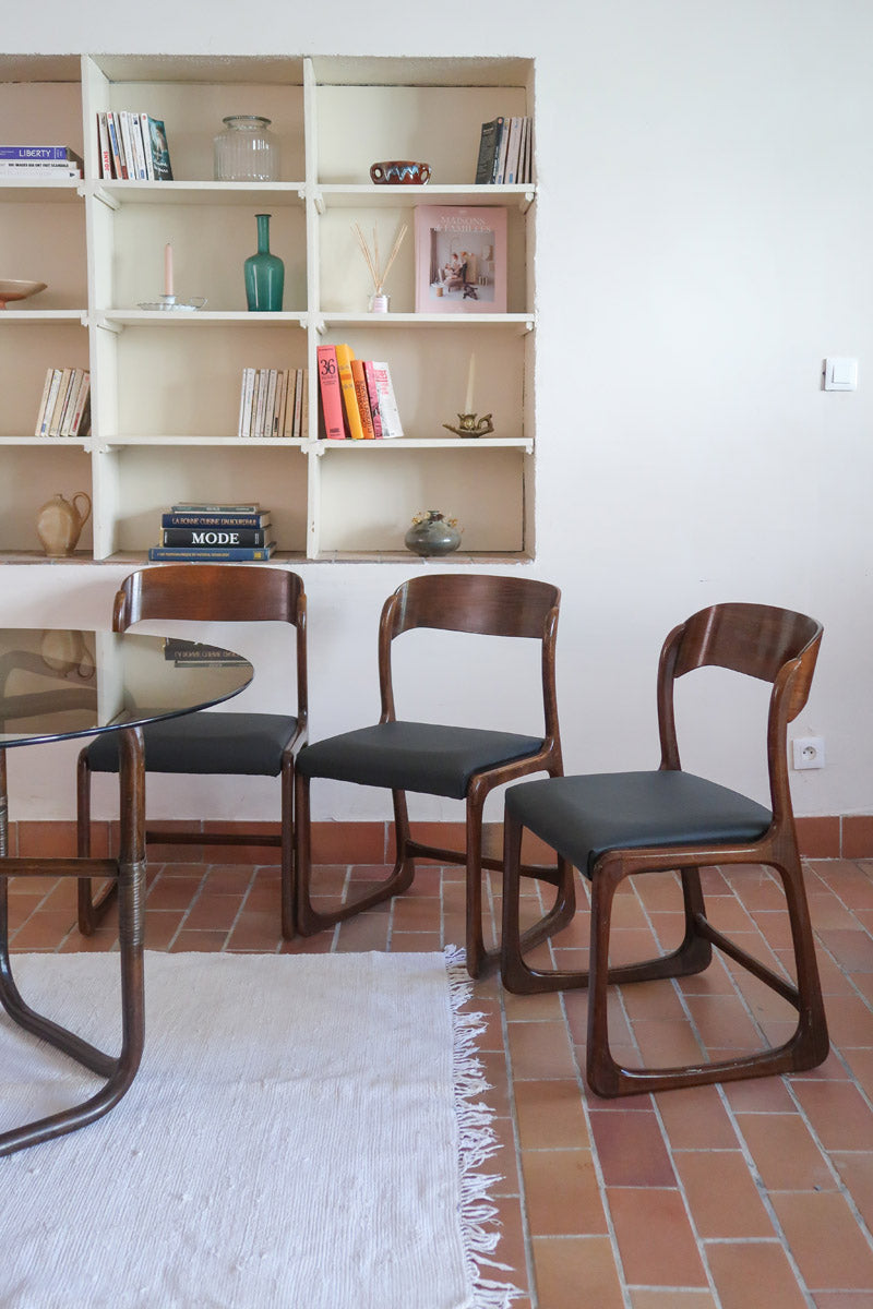 Suite de 3 chaises traîneau Baumann vintage en hêtre teinté foncé années 60, piétement luge, assises skaï noir refaites