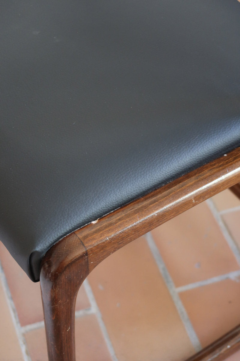 Suite de 3 chaises traîneau Baumann vintage en hêtre teinté foncé années 60, piétement luge, assises skaï noir refaites