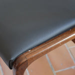 Suite de 3 chaises traîneau Baumann vintage en hêtre teinté foncé années 60, piétement luge, assises skaï noir refaites