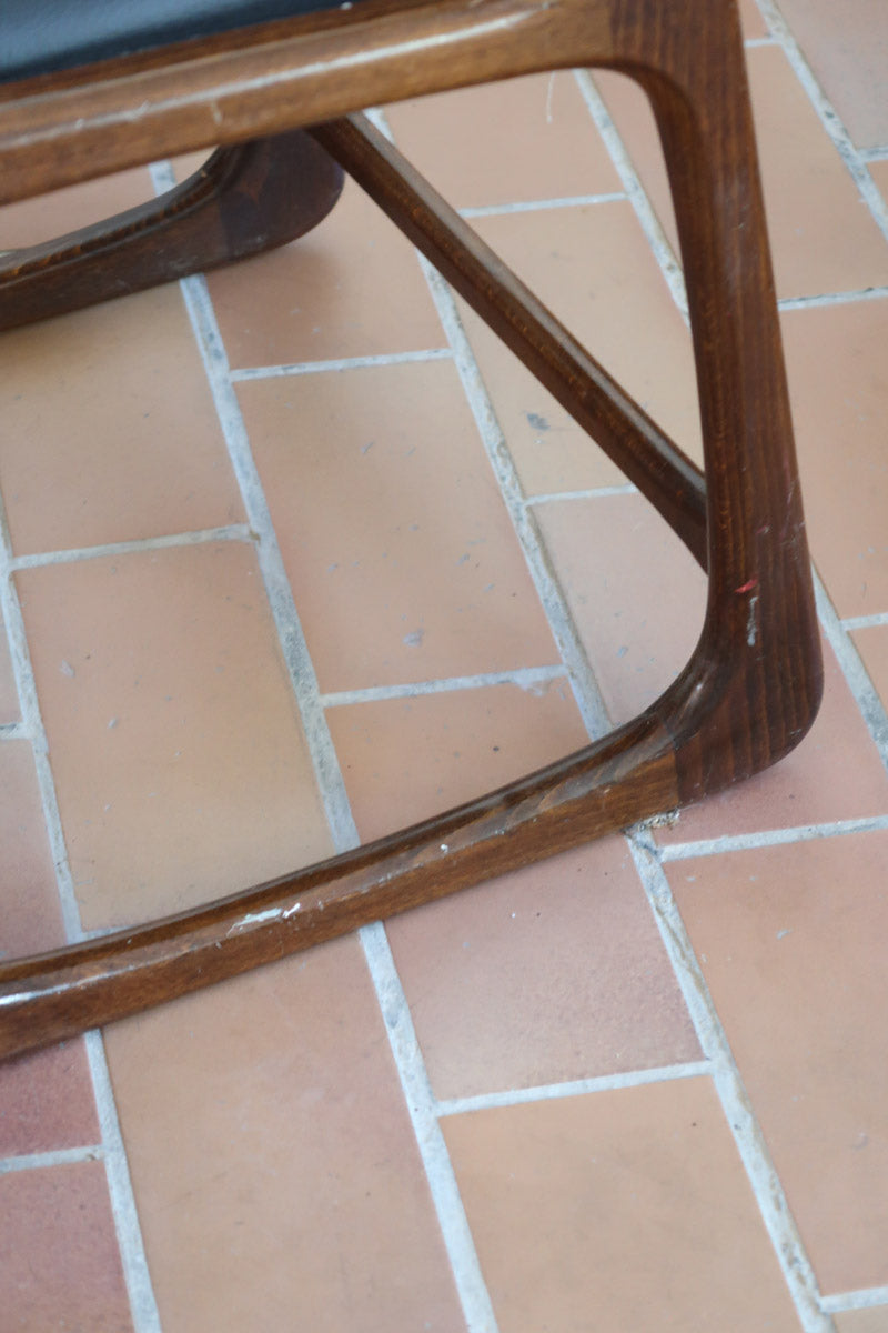 Suite de 3 chaises traîneau Baumann vintage en hêtre teinté foncé années 60, piétement luge, assises skaï noir refaites