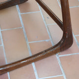 Suite de 3 chaises traîneau Baumann vintage en hêtre teinté foncé années 60, piétement luge, assises skaï noir refaites