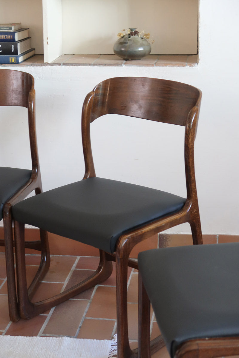 Suite de 3 chaises traîneau Baumann vintage en hêtre teinté foncé années 60, piétement luge, assises skaï noir refaites