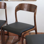 Suite de 3 chaises traîneau Baumann vintage en hêtre teinté foncé années 60, piétement luge, assises skaï noir refaites