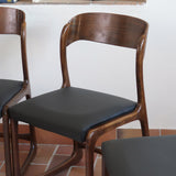 Suite de 3 chaises traîneau Baumann vintage en hêtre teinté foncé années 60, piétement luge, assises skaï noir refaites
