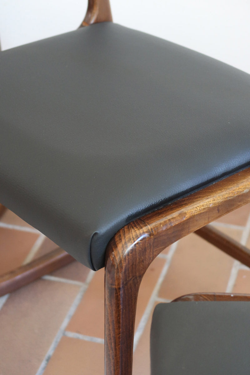 Suite de 3 chaises traîneau Baumann vintage en hêtre teinté foncé années 60, piétement luge, assises skaï noir refaites