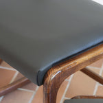 Suite de 3 chaises traîneau Baumann vintage en hêtre teinté foncé années 60, piétement luge, assises skaï noir refaites