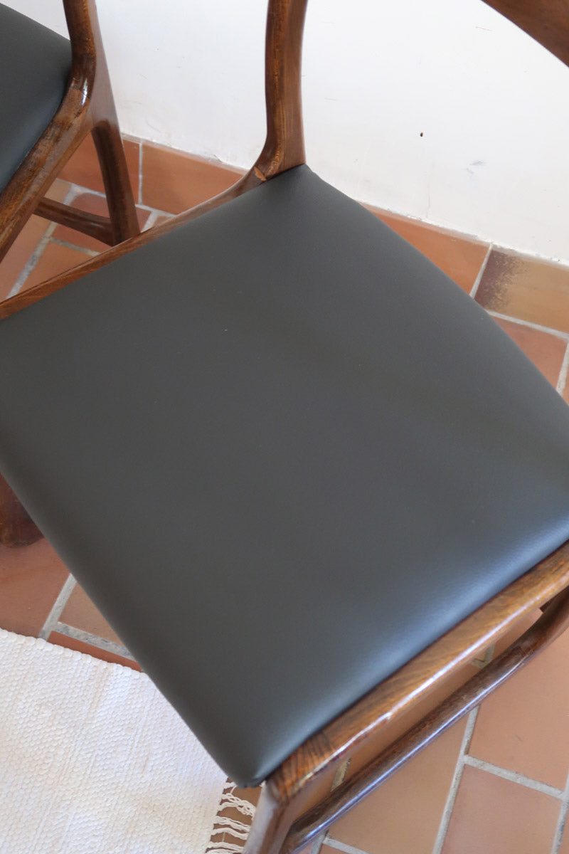Suite de 3 chaises traîneau Baumann vintage en hêtre teinté foncé années 60, piétement luge, assises skaï noir refaites