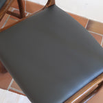 Suite de 3 chaises traîneau Baumann vintage en hêtre teinté foncé années 60, piétement luge, assises skaï noir refaites