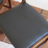 Suite de 3 chaises traîneau Baumann vintage en hêtre teinté foncé années 60, piétement luge, assises skaï noir refaites