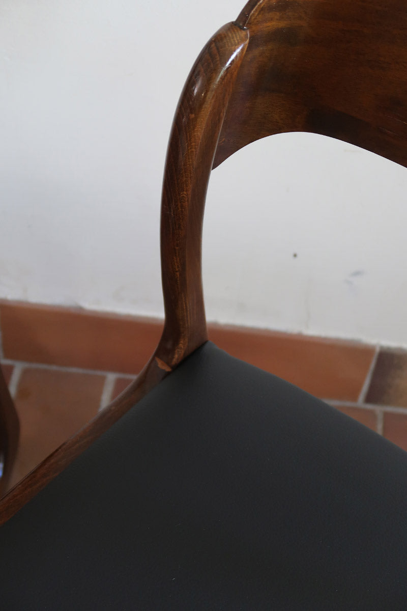 Suite de 3 chaises traîneau Baumann vintage en hêtre teinté foncé années 60, piétement luge, assises skaï noir refaites