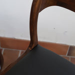 Suite de 3 chaises traîneau Baumann vintage en hêtre teinté foncé années 60, piétement luge, assises skaï noir refaites
