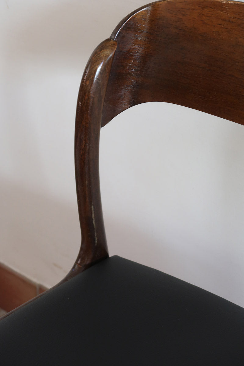 Suite de 3 chaises traîneau Baumann vintage en hêtre teinté foncé années 60, piétement luge, assises skaï noir refaites