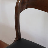 Suite de 3 chaises traîneau Baumann vintage en hêtre teinté foncé années 60, piétement luge, assises skaï noir refaites
