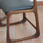 Suite de 3 chaises traîneau Baumann vintage en hêtre teinté foncé années 60, piétement luge, assises skaï noir refaites