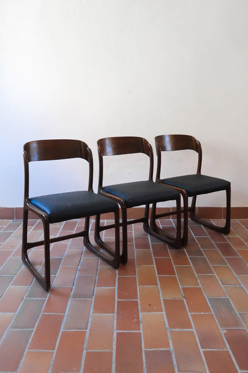 Suite de 3 chaises traîneau Baumann vintage en hêtre teinté foncé années 60, piétement luge, assises skaï noir refaites