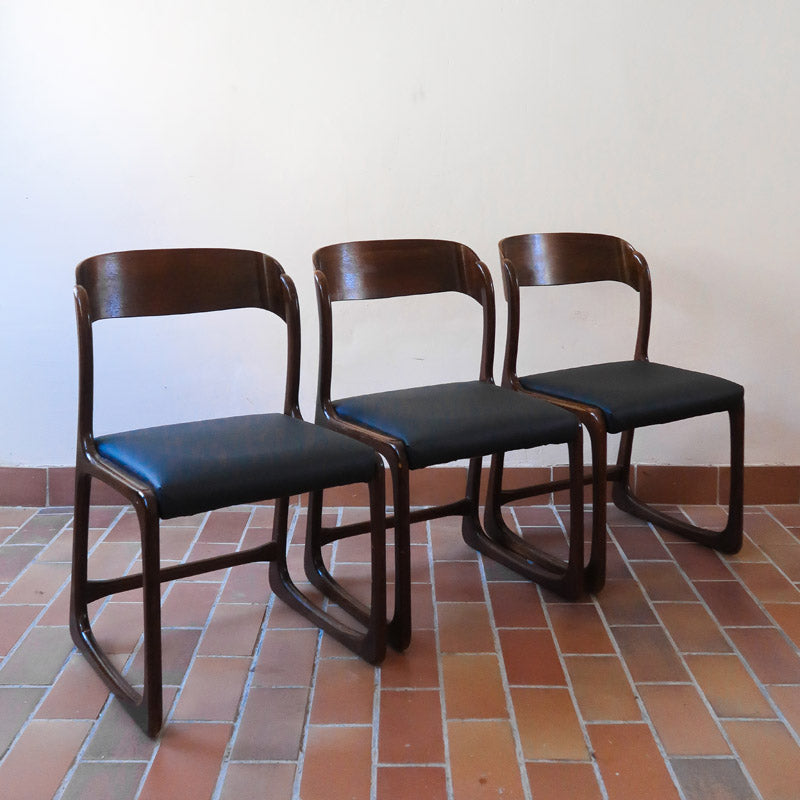 Suite de 3 chaises traîneau Baumann vintage en hêtre teinté foncé années 60, piétement luge, assises skaï noir refaites