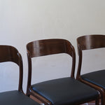 Suite de 3 chaises traîneau Baumann vintage en hêtre teinté foncé années 60, piétement luge, assises skaï noir refaites