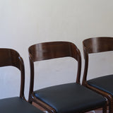 Suite de 3 chaises traîneau Baumann vintage en hêtre teinté foncé années 60, piétement luge, assises skaï noir refaites