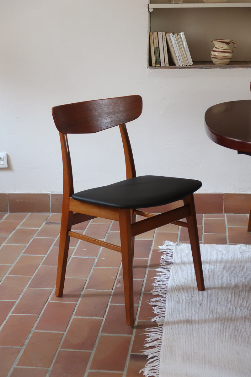 Ensemble 6 chaises scandinaves Farstrup teck années 60, dossiers teck courbé bandeau, structures bois clair, assises skaï noir refaites, danois mid-century